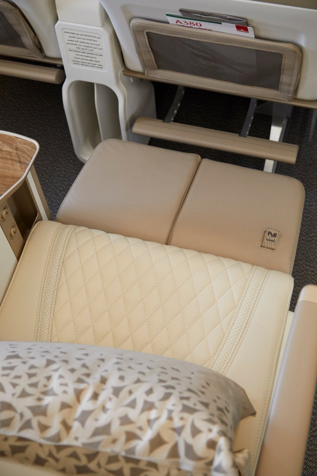 エミレーツ航空 A380 プレミアムエコノミーのレッグレスト