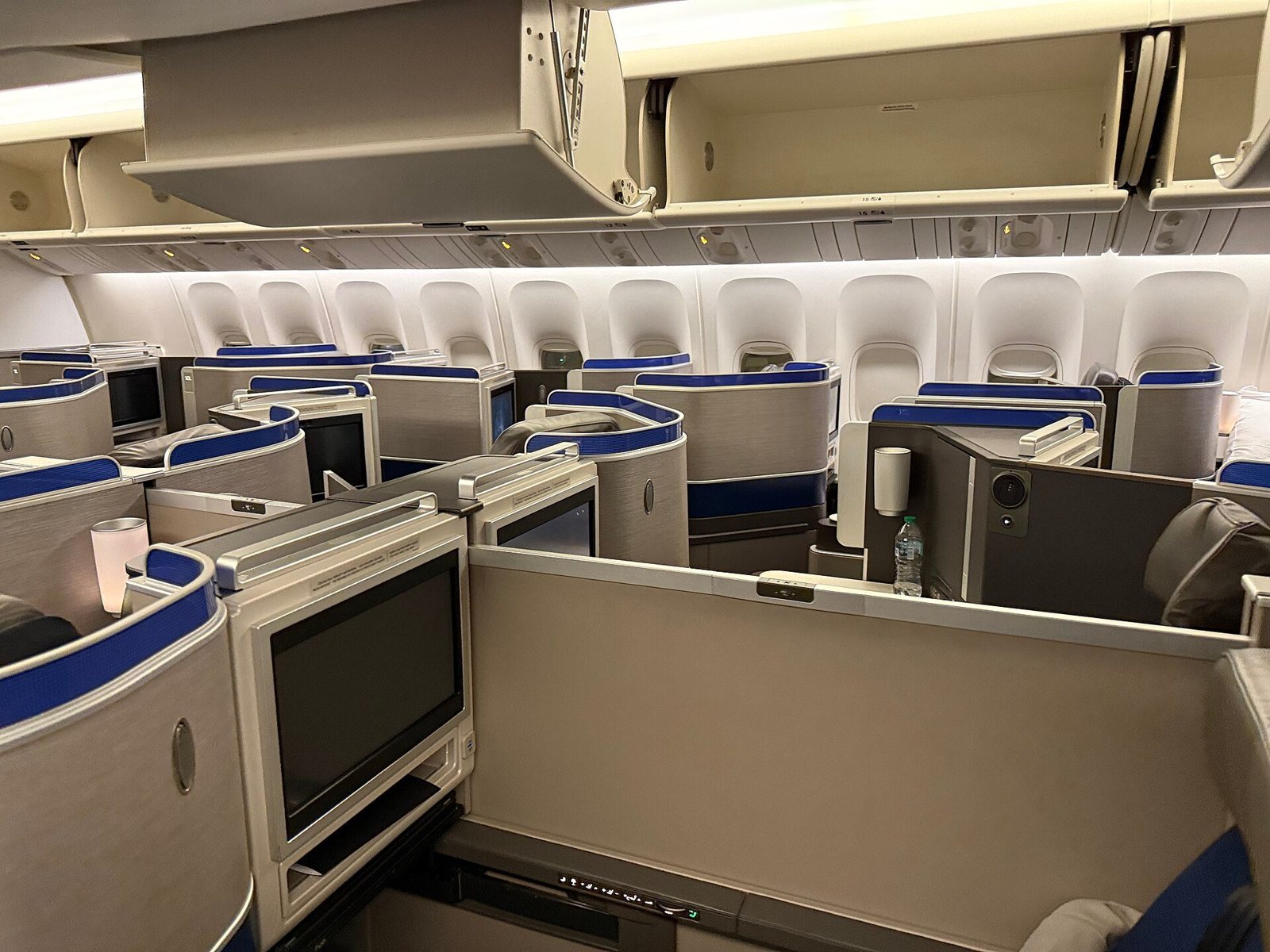 ユナイテッド航空777-300ER Polaris（1）