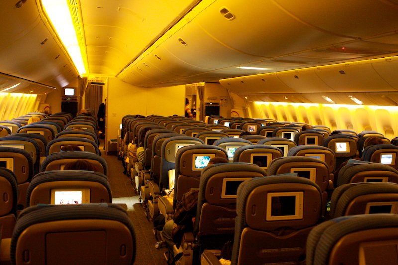 ANAの777のエコノミークラス（写真は以前の内装のもの）